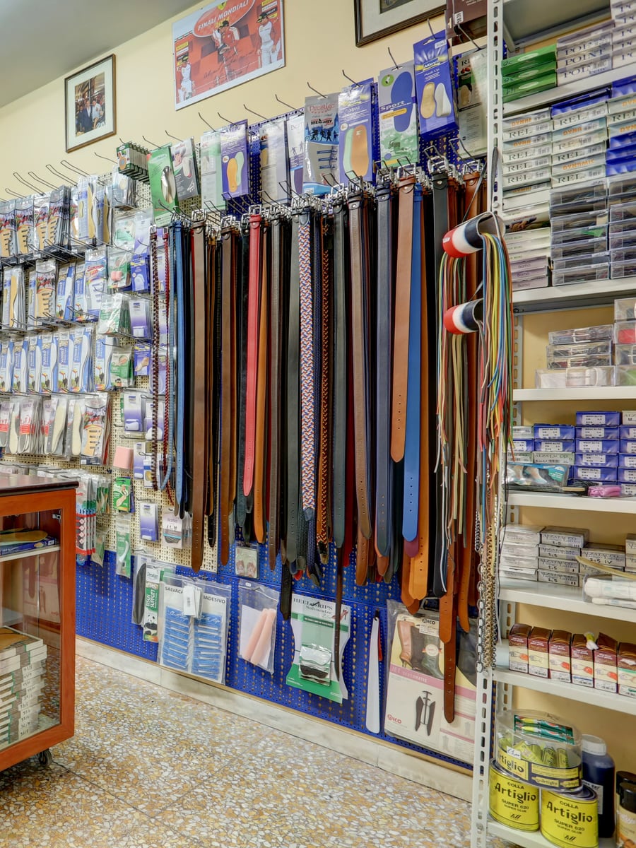 L'interno della bottega con il banco e gli scaffali dei prodotti
