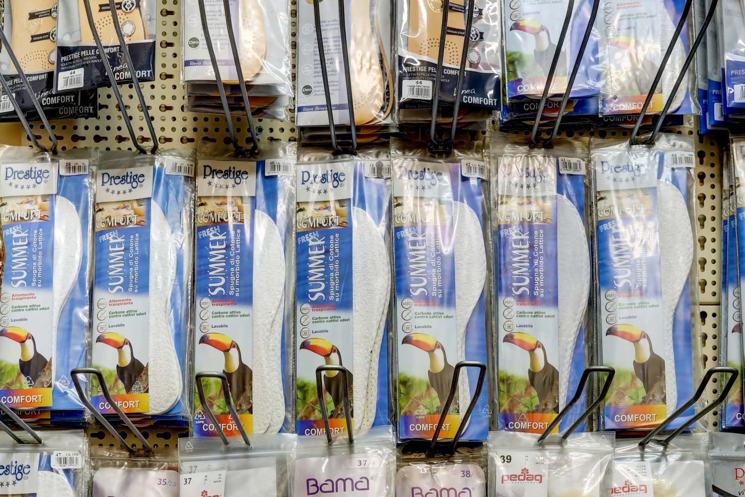 Plantari e solette confezionati appesi al pannello del negozio