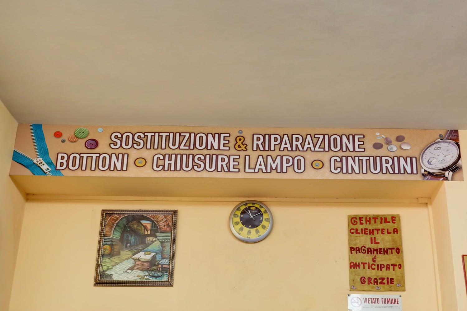L'insegna della bottega: sostituzione e riparazione di bottoni, chiusure lampo e cinturini