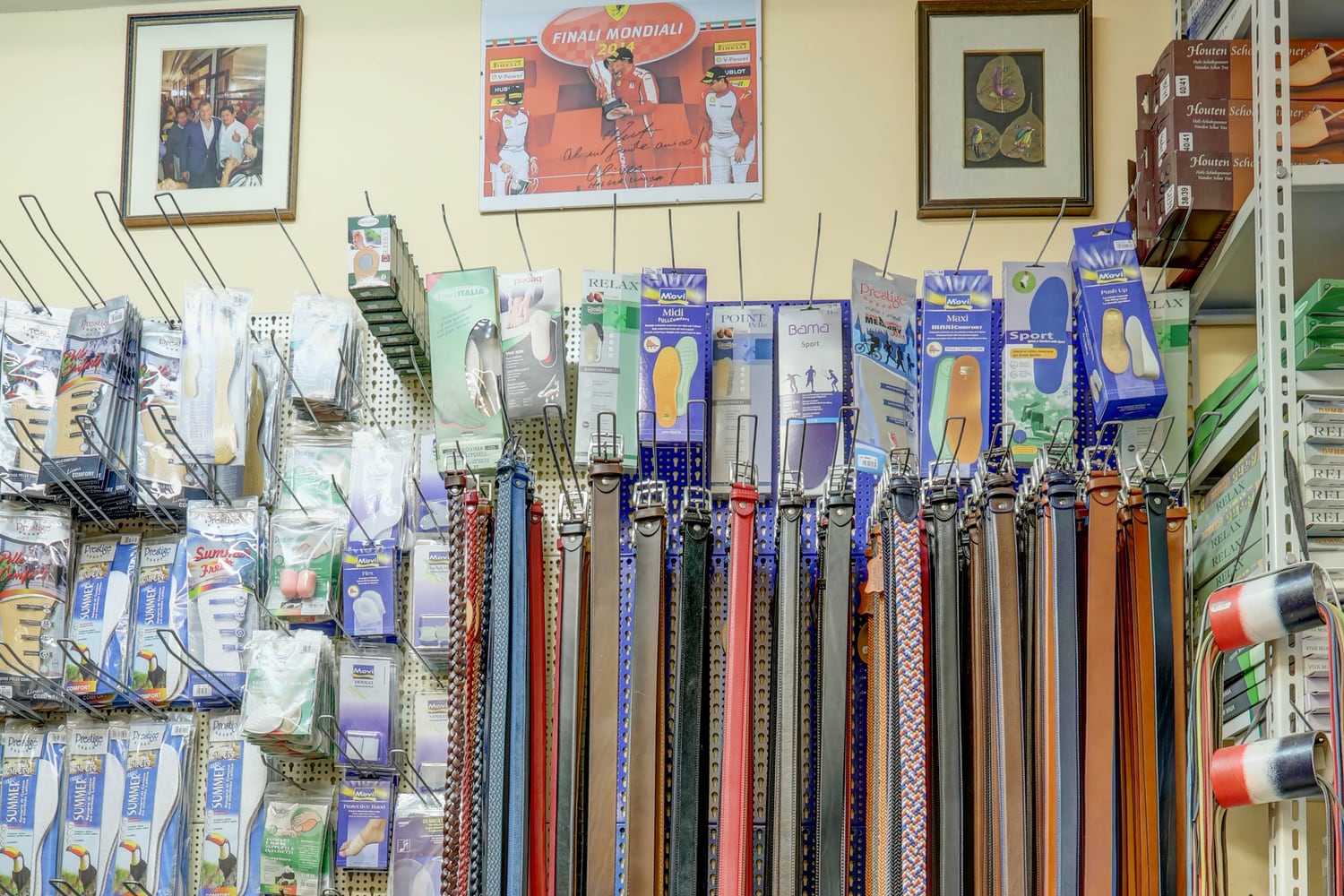 La parete del negozio con cinture e accessori in pelle confezionati