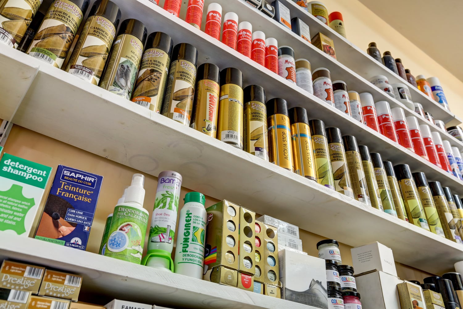 Lo scaffale con creme, spray e prodotti per la pulizia della pelle