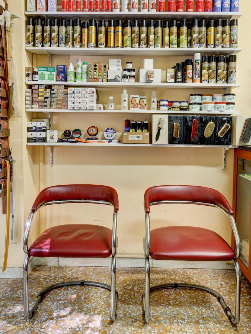 Lo scaffale con creme, spray e prodotti per la cura della pelle